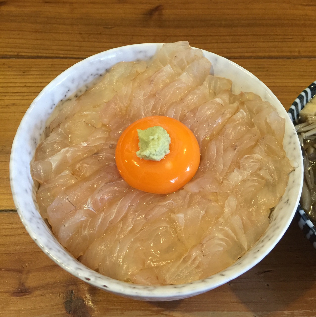 八戸にあるみなと食堂のヒラメ漬け丼